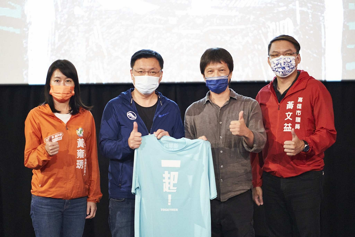 林靖傑(右二)感謝趙天麟(左二)長期支持台灣電影。 圖：趙天麟服務處提供