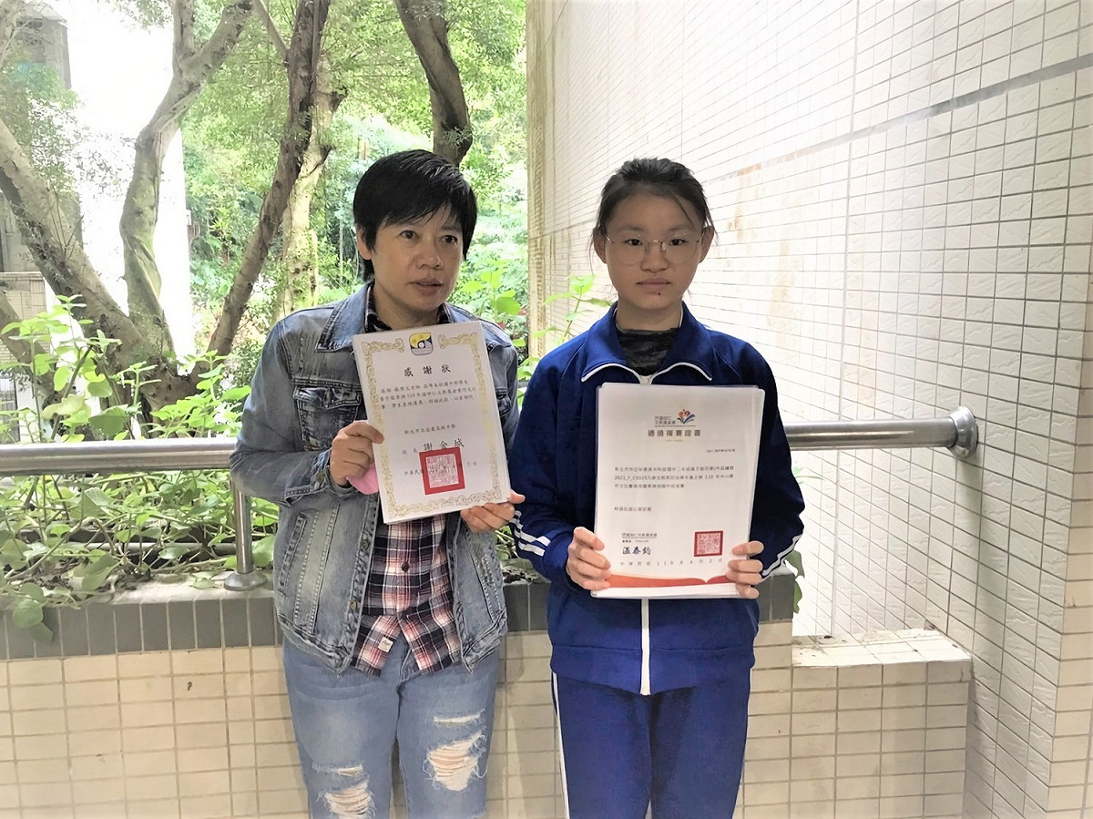 安康高中國中部同學黃于宸，透過公立優先免試管道選擇該校高中部就讀，左為導師蘇惟文。 圖：新北市教育局提供