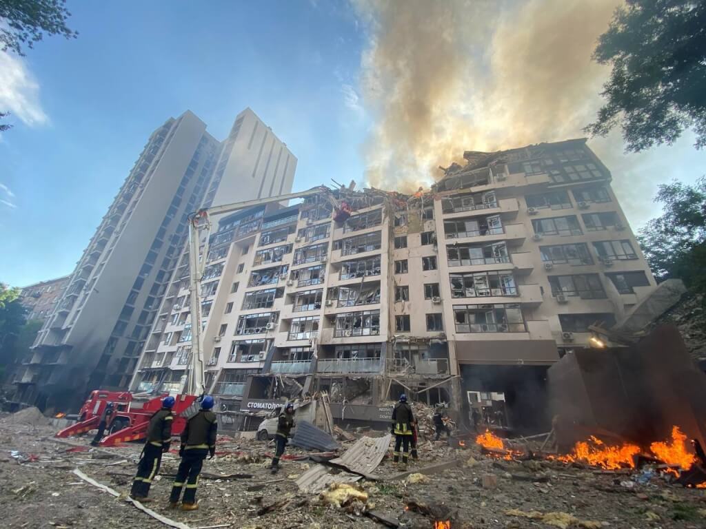 基輔市區一棟建築26日遭飛彈擊中釀1死5傷。 圖：取自facebook.com/MNS.GOV.UA
