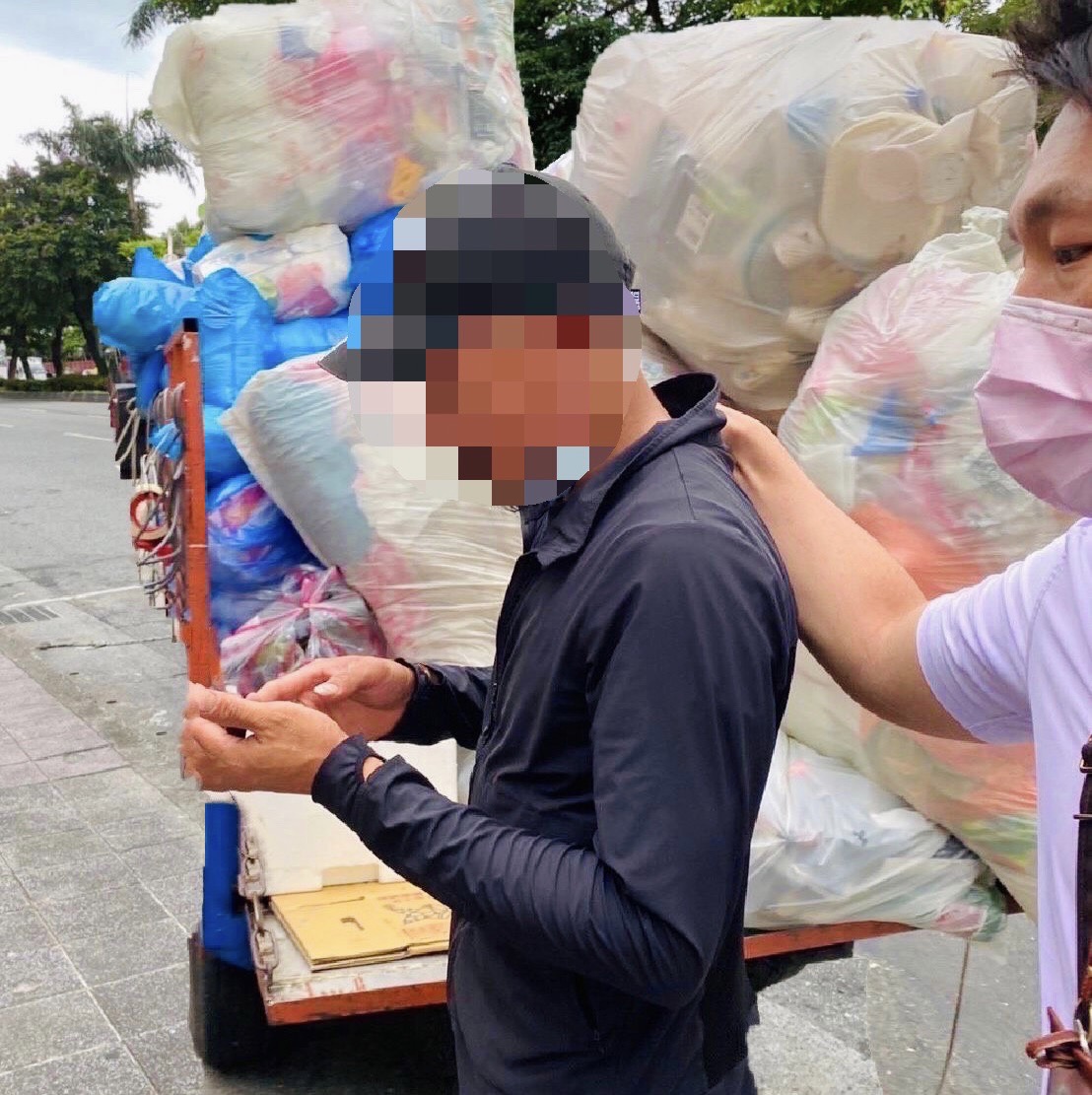 拾荒男真實身分竟為越南失聯移工(左一)。 圖：移民署提供