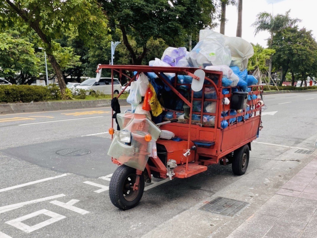 拾荒男的生財工具三輪車。 圖：移民署提供