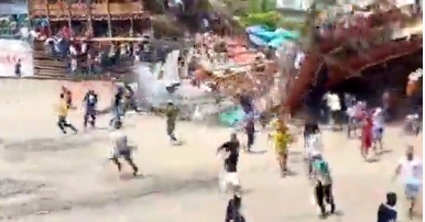 哥倫比亞一座城市的鬥牛場看台當地時間 26 日中午，在表演中突然坍塌，目前已致 6 人死亡、 257 人受傷。 圖 : 影片截圖