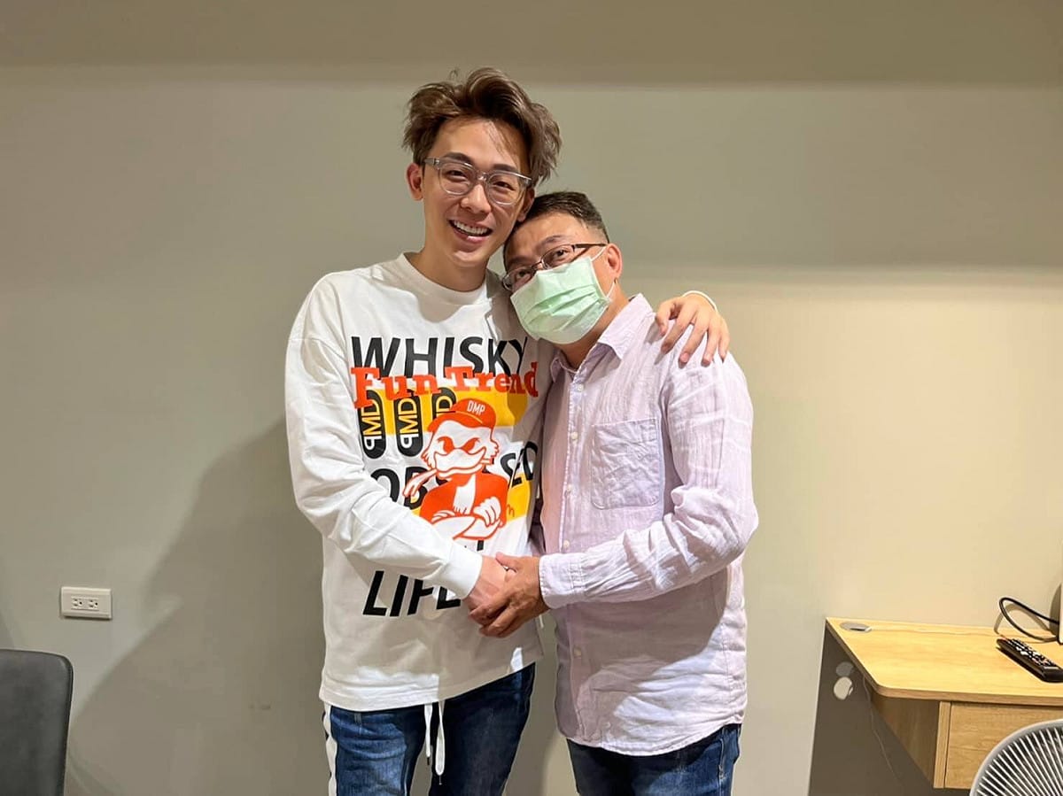 酷炫與蔡爸爸上演世紀大和解。 圖：翻攝自酷炫FB(@莊酷炫(小苦苓))