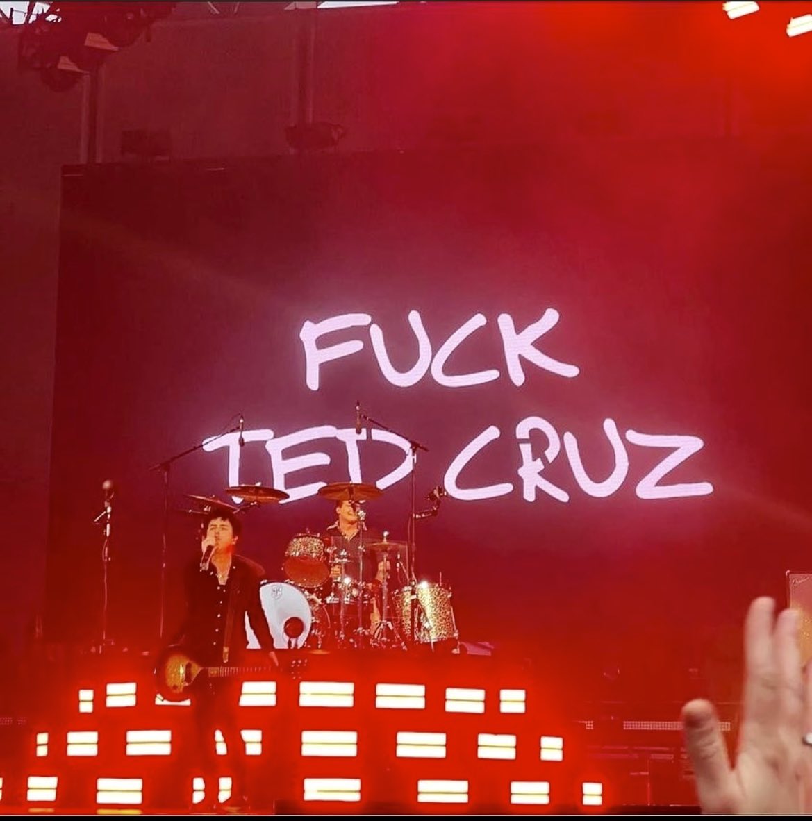 美國搖滾樂團 Green Day 在演唱會痛罵德州參議員Ted Cruz。 圖:翻攝自推特