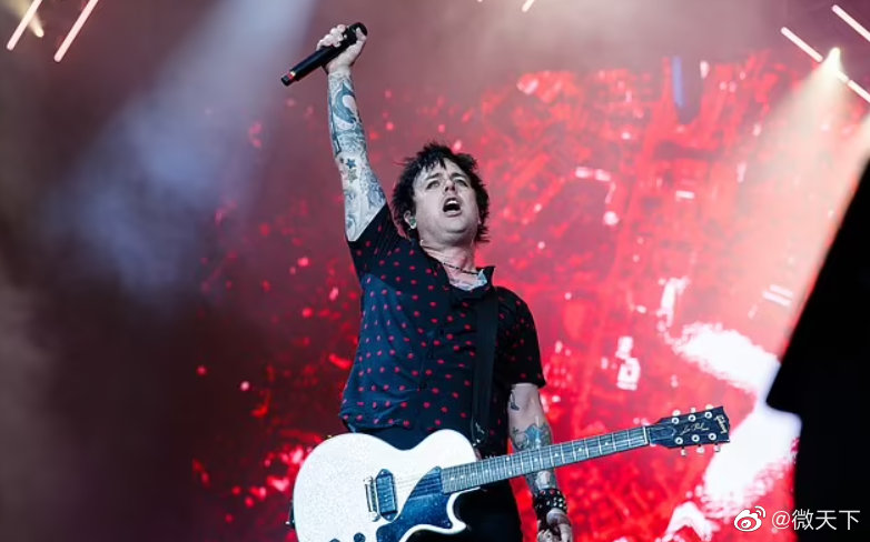 美國知名搖滾樂隊 Green Day 主唱兼吉他手比利．喬．阿姆斯壯( Billie Joe Armstrong )。 圖:翻攝自微博