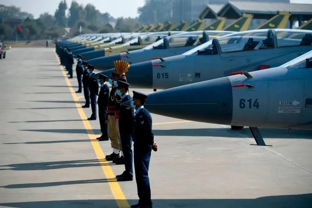 中國與巴基斯坦研發聯合研發的梟龍戰機在巴基斯坦閱兵典禮中亮相。 圖：擷取自樞密院十號