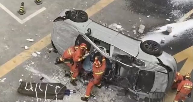 22日，一輛蔚來測試車輛從停車樓三層墜落，造成2人身亡。 圖：翻攝自《汽車有智慧》