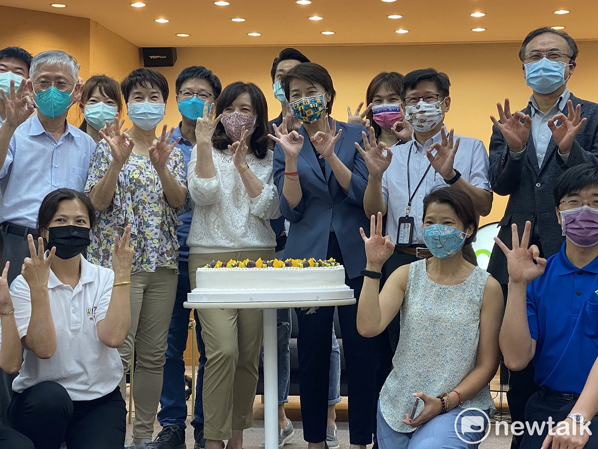 台北市副市長黃珊珊視察新創基地Co-Space，與大家一起比出33手勢，稱「有事找珊珊，萬事都OK！」 圖：周煊惠 / 攝