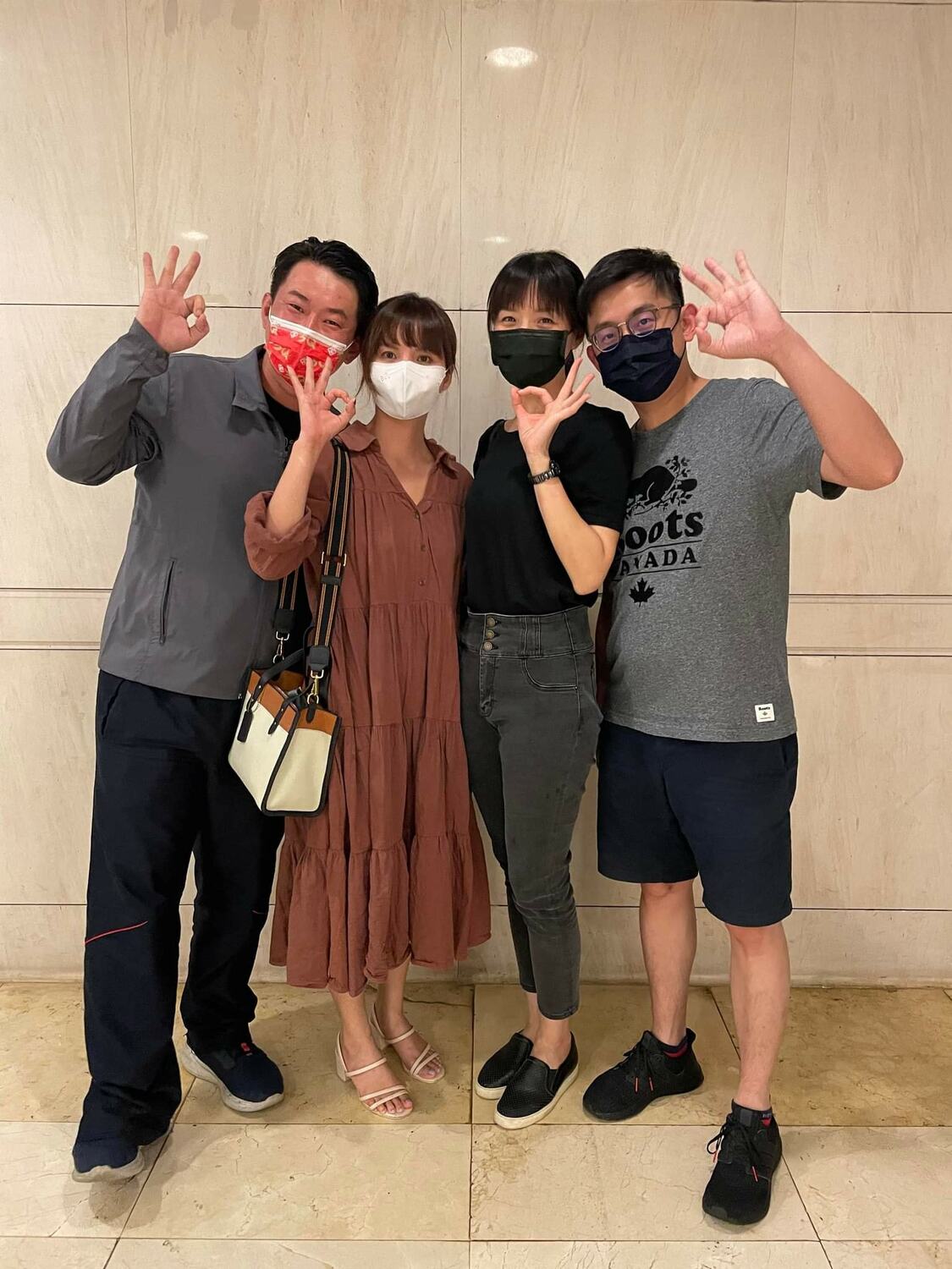 前立委陳柏惟（左1）貼出與前立委洪慈庸（右2）及先生卓冠廷（右1）的合照，很少露面的女友「阿娟」（左2）也一起入鏡。 圖：擷取自陳柏惟臉書