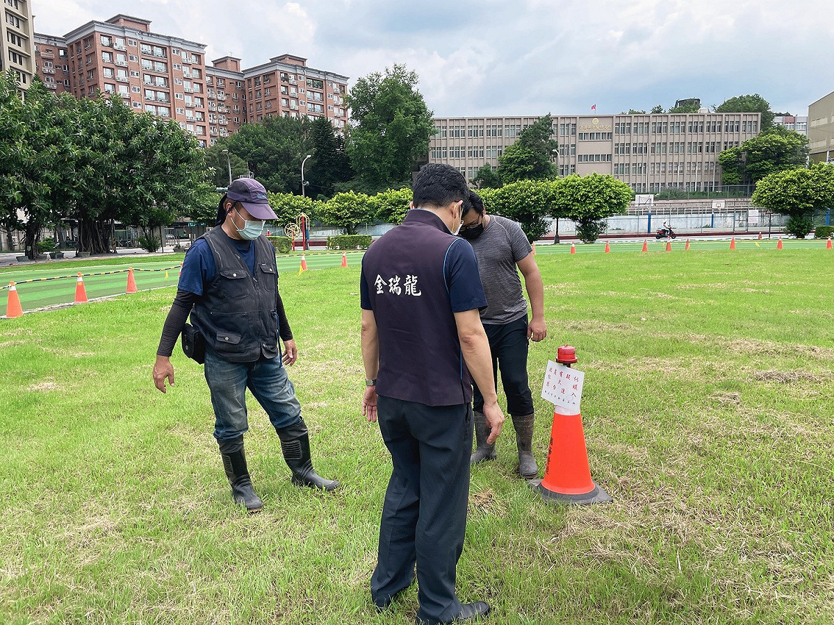 金瑞龍表示，前國管院操場使用率很高，所以日前他才會積極爭取成功保留國管院大操場、大草地，因為這是當地很重要的休憩空間，尤其許多長輩及小朋友也都會來這邊曬太陽、玩耍放電。 圖：金瑞龍辦公室提供