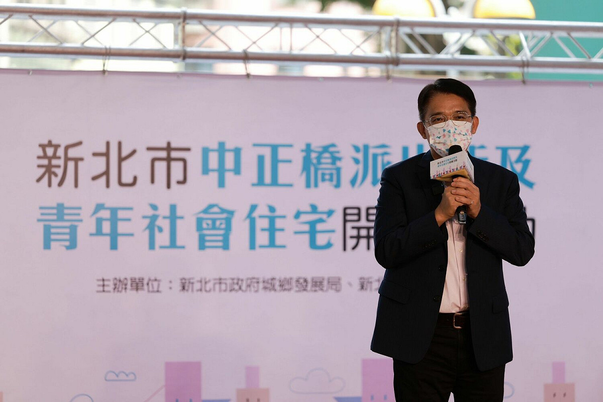 新北市中正橋派出所及青年社會住宅開幕典禮新北市副秘書長邱敬斌致詞。 圖：新北市城鄉局提供