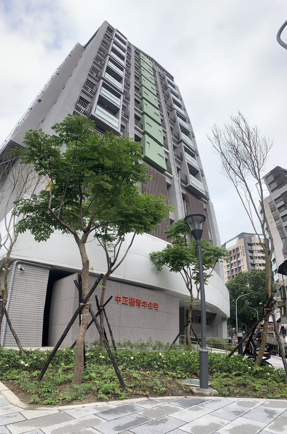 新北市中正橋派出所及青年社會住宅大門左側面。 圖：新北市城鄉局提供