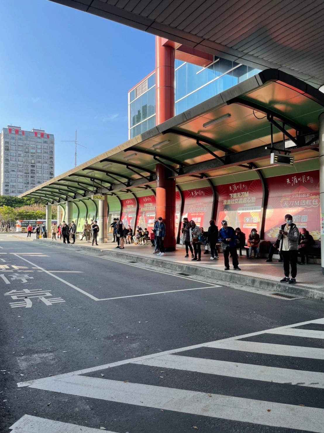 第一月台民眾候車。 圖：新北市交通局提供