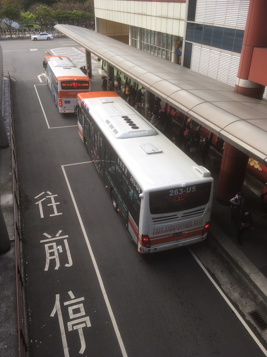 第一月台公車停靠乘車情形。 圖：新北市交通局提供