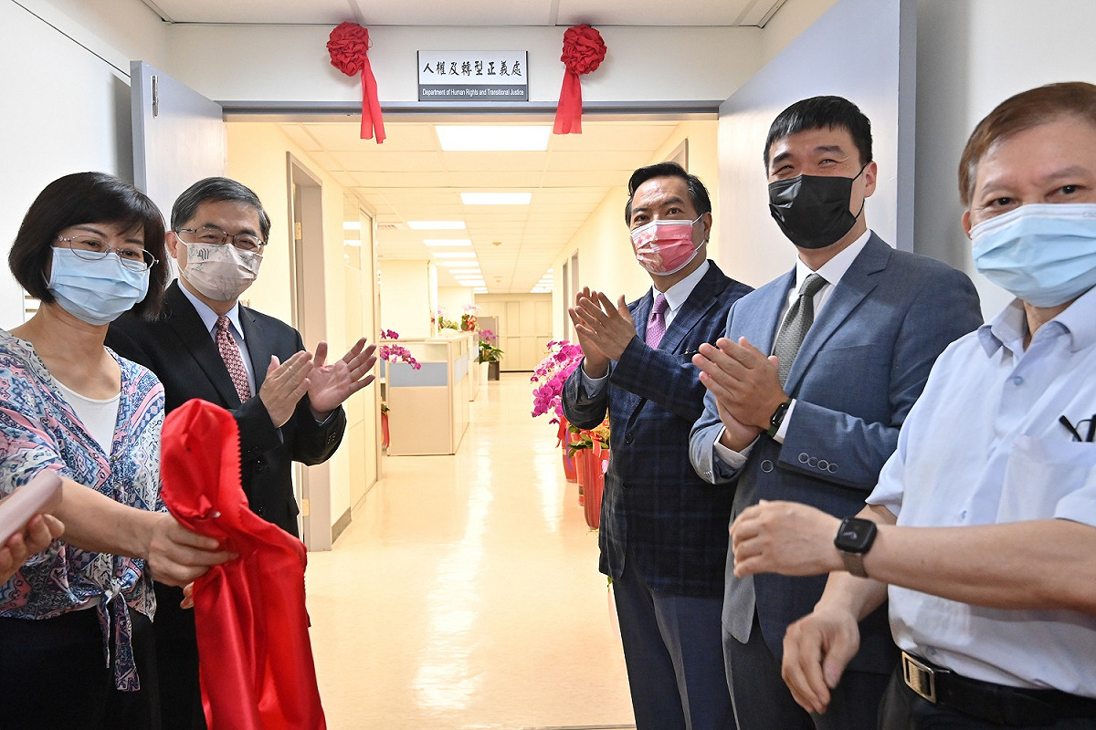 行政院人權及轉型正義處今（27）日舉行揭牌儀式。 圖： 行政院提供