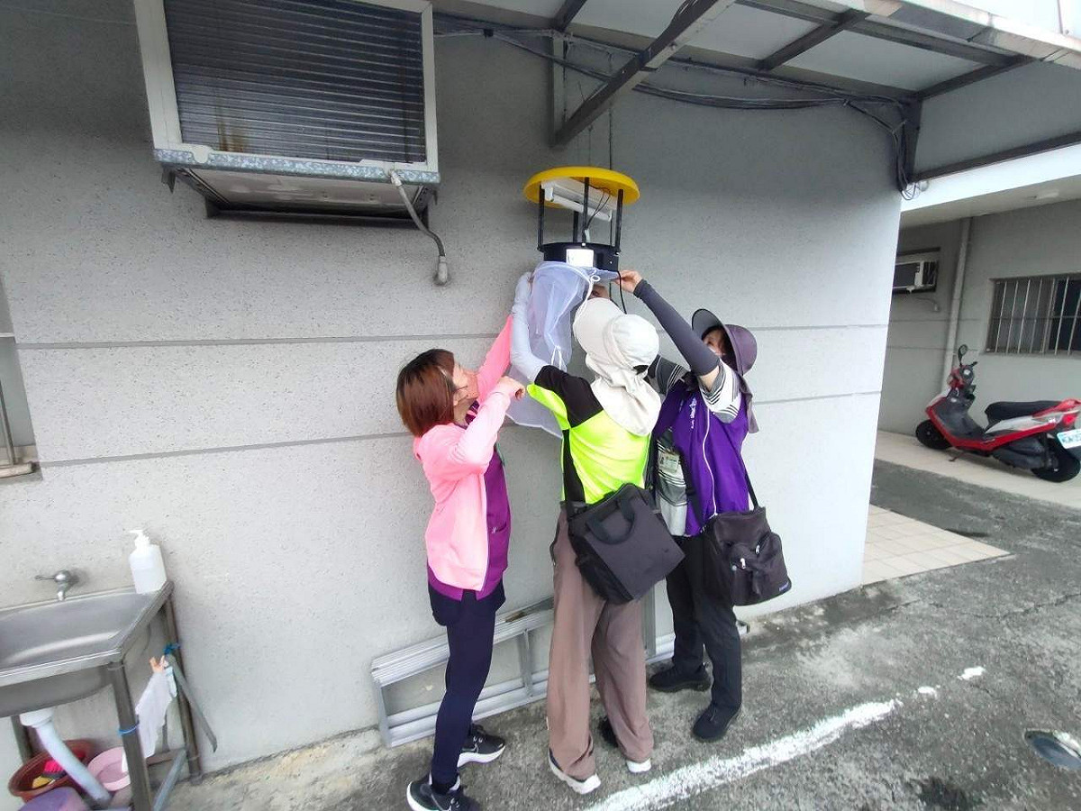 嘉義縣出現首例日本腦炎病例，縣府加強防蚊措施，掛燈誘捕病媒蚊。 圖：嘉義縣政府/提供