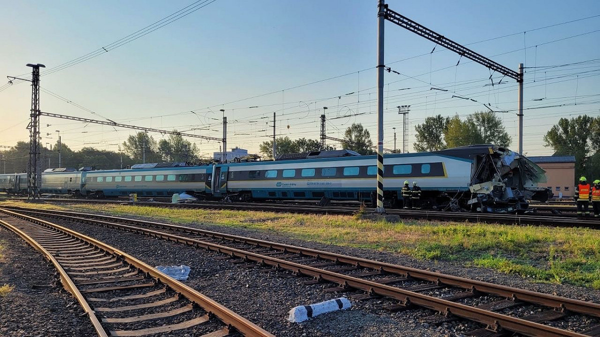 捷克一輛潘多利諾（Pendolino）型號的子彈列車 27 日清晨於博胡明（Bohumin）與另一於軌道上驅動列車的火車頭相撞。 圖：擷自推特@Pfrista