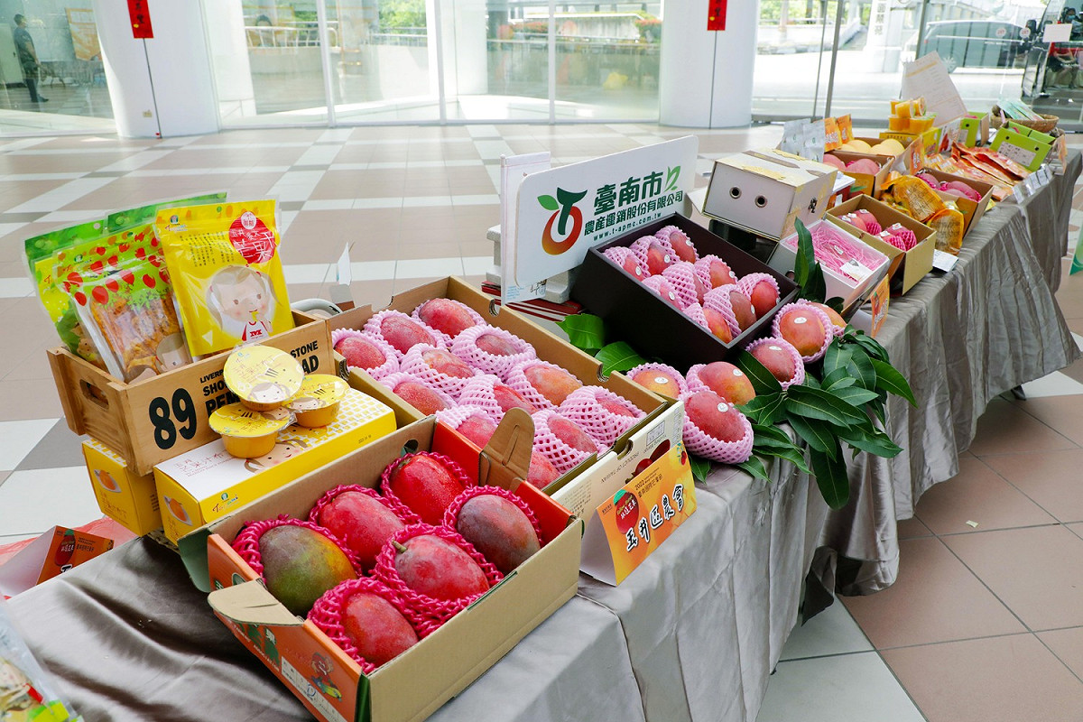 時序入夏，鮮紅欲滴、甜度高且香氣濃郁，有「夏日紅寶石」美稱的台南愛文芒果即將大量上市，