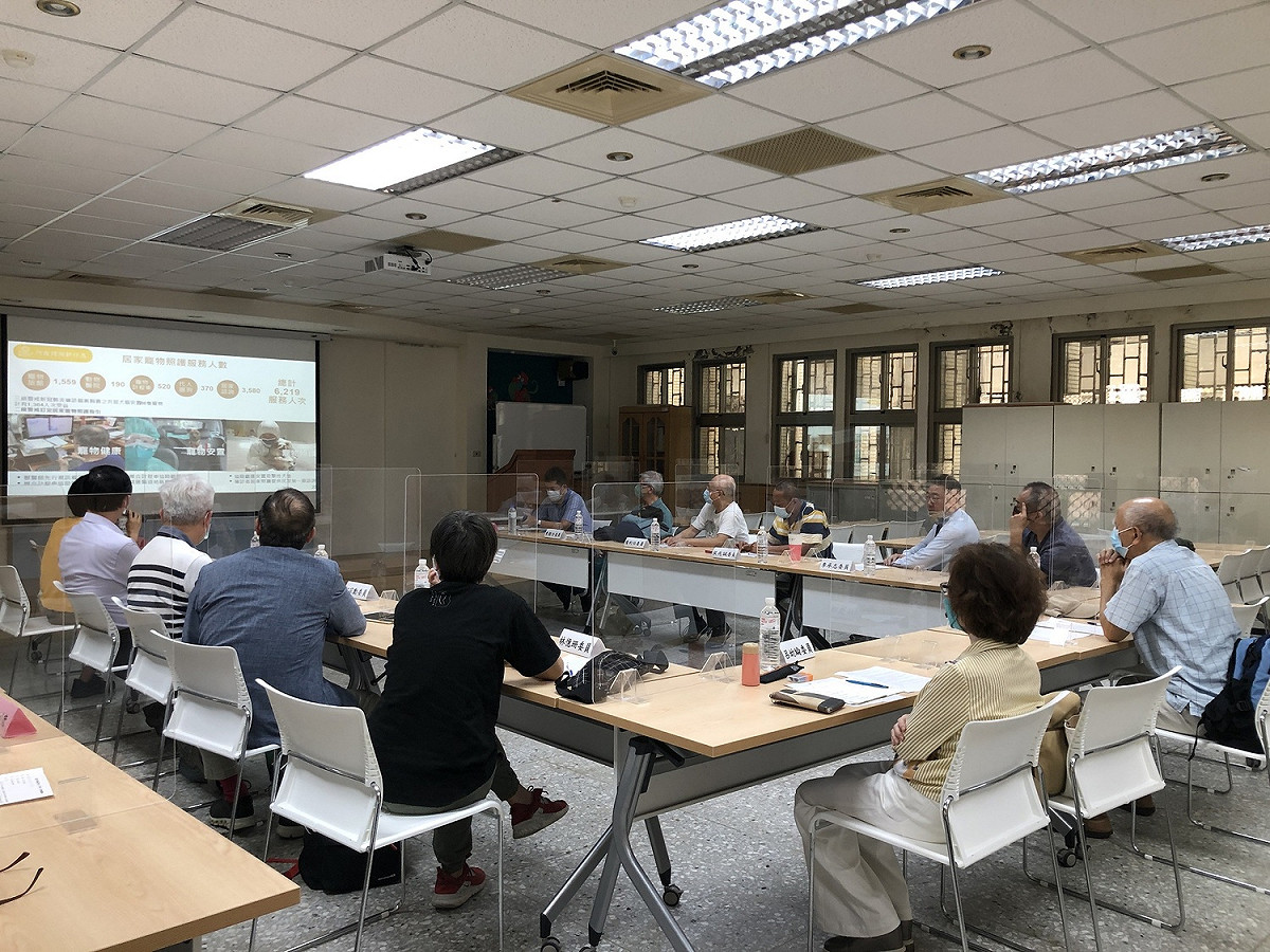 毛寶貝幸福委員會會議中介紹動保處居家寵物照護。 圖：新北市動保處提供