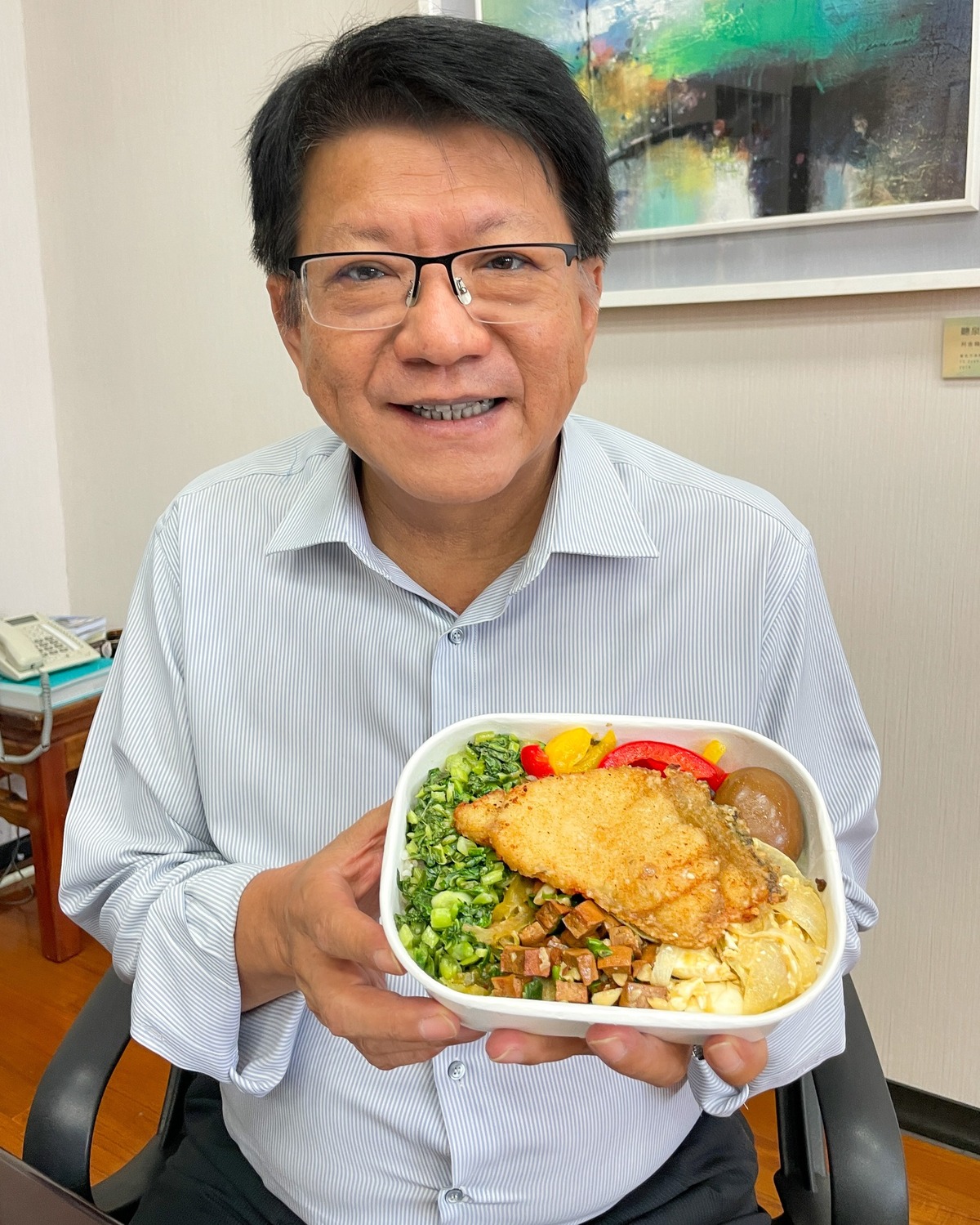 屏東縣長潘孟安推銷滿滿屏東味的「鐵石新嚐」特色便當，龍膽石斑魚變身便當主菜，加進恆春半島的金沙洋蔥、原鄉紅藜拌飯，讓網友口水直流。 圖：翻攝自潘孟安臉書