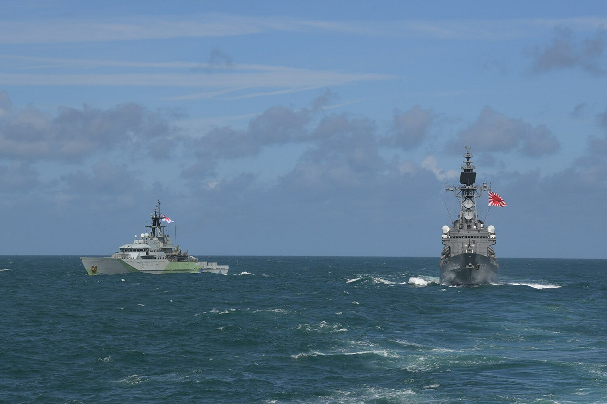 日本海上自衛隊20日與英國海軍造船廠Severn在英格蘭海岸進行聯合訓練。 圖：翻攝自日本海上自衛隊臉書