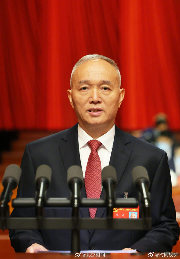 近期有位網友，編了中國前總理李克強、中國前國防部長李尚福、中國前外交部長秦剛、中央書記處書記蔡奇的段子。圖為蔡奇。 圖：翻攝自新浪微博