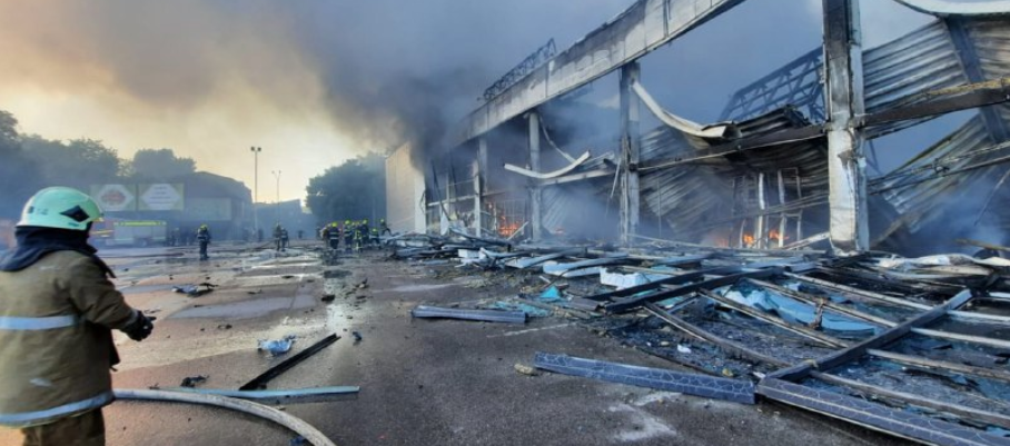 烏克蘭一處購物中心遭惡軍砲擊，至少造成16人死亡、數十人受傷。 圖:翻攝自烏克蘭國家緊急事務局（SES）telegram