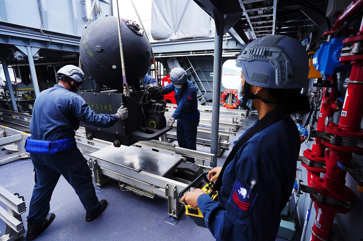 海軍將水雷吊掛至布雷軌道。 圖：翻攝自中華民國海軍臉書