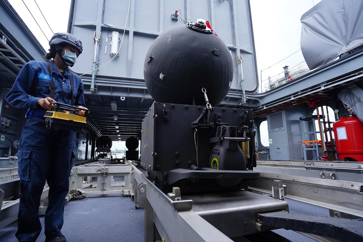 海軍操作自動布雷系統。 圖：翻攝自中華民國海軍臉書