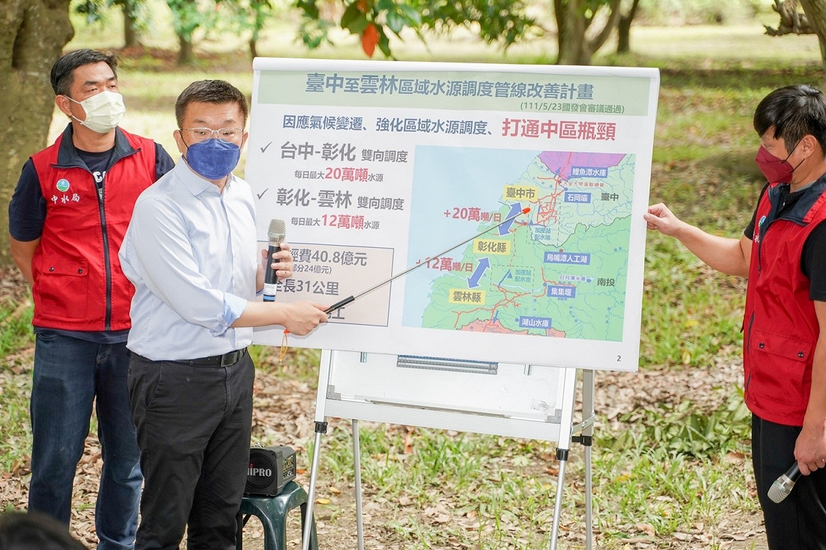 立法院副院長蔡其昌與多位綠營民代會同相關單位到霧峰區會勘，爭取總經費新台幣35.5億元進行烏溪伏流水第三期工程。 蔡其昌辦公室/提供