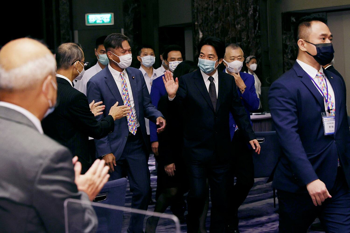 手術後復原的副總統賴清德28日上午出席喜來登大飯店舉行的「台北東南扶輪社例會」 圖：翻拍自賴清德臉書