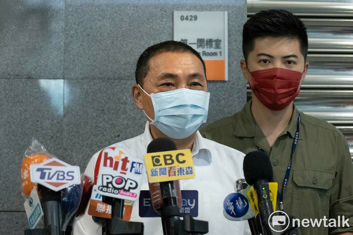 指揮中心「誤貼日期」引發外界質疑新北市府說謊造假，侯友宜無奈嘆氣 圖：林昀真/攝