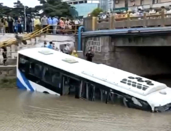 上海市浦東區28日發生公車墜河意外。 圖：翻攝陸網