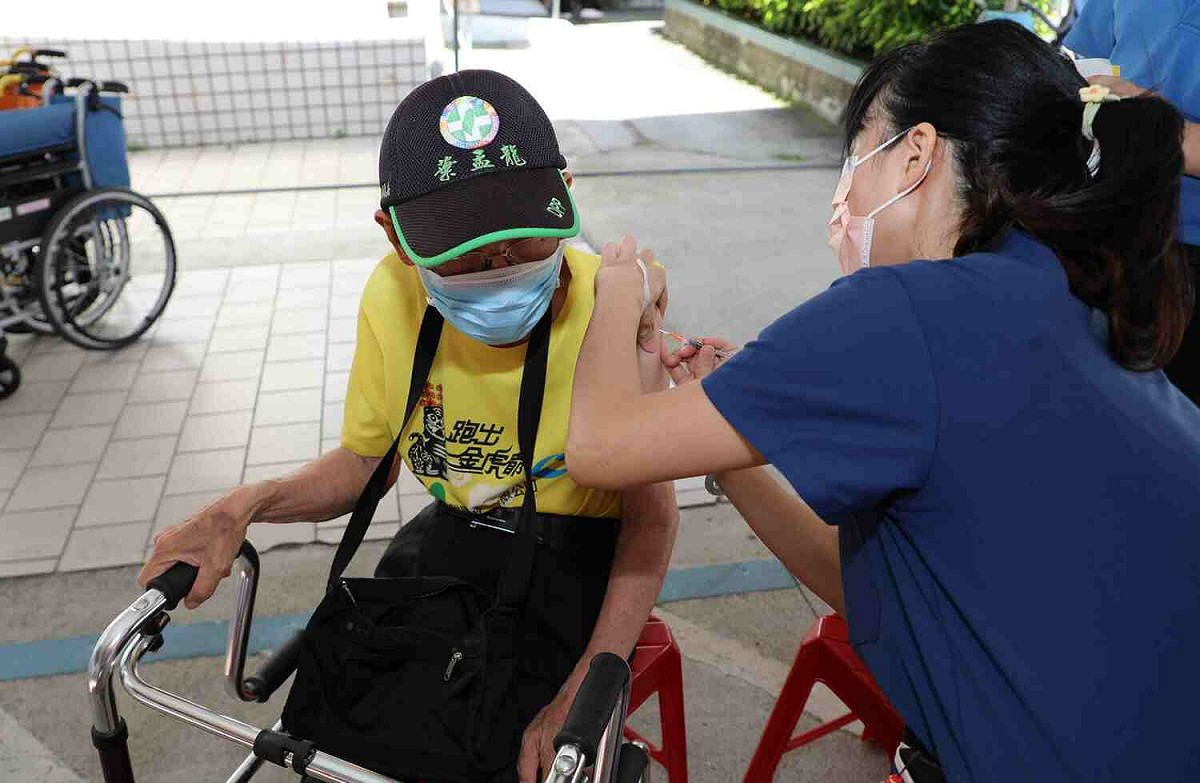嘉義縣守護長者，催打第四劑。 圖：嘉義縣政府/提供（資料照）