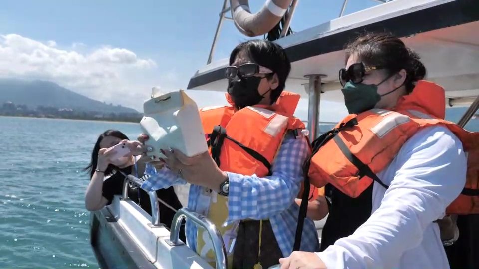佐藤太太特地攜丈夫骨灰參加海葬完成丈夫遺願。
