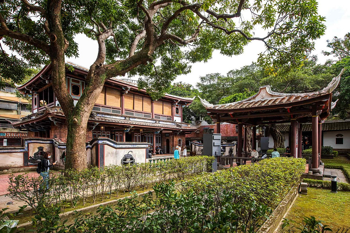 至「新北博線上平台」預約入館時間取得數位門票，於預定當天至博物館出示消費證明後即享免費入場。