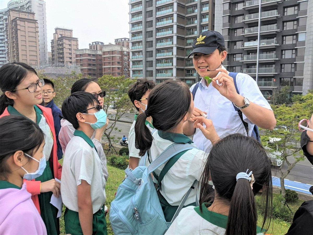 董大鋼帶領學生生態探索（圖為資料照片）。