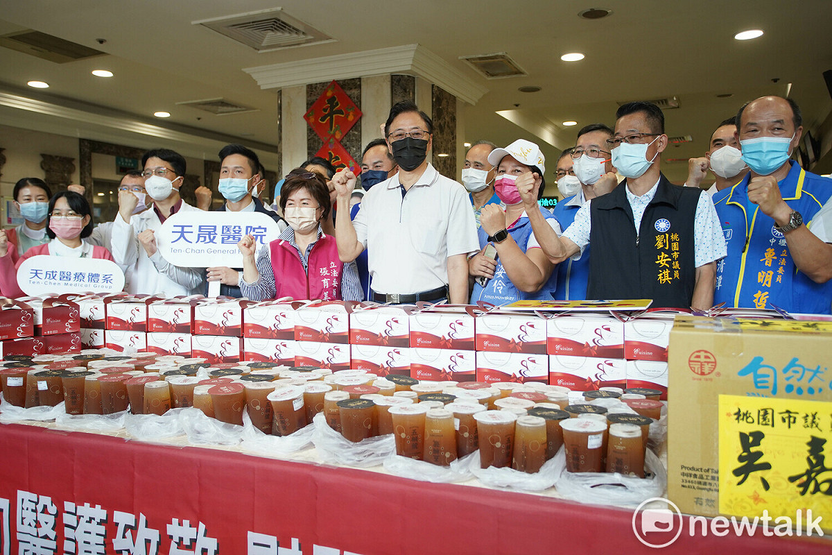 張善政慰問醫護人員。 圖：林昀真/攝