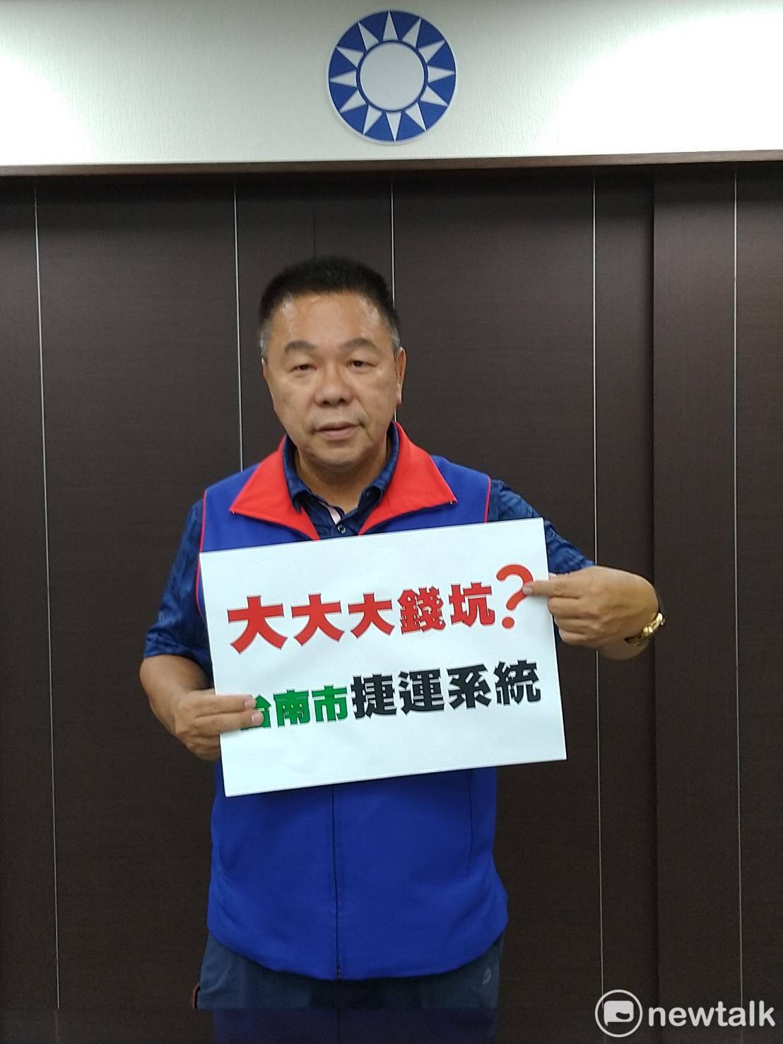 國民黨籍市議員蔡育輝指出，從藍綠兩條線變成藍綠紅及延線共5條路線，全部的規劃費從1億增加到現在3億，當年預估興建經費440億，但今天審議的藍線延伸線600億，深綠線872億，優先要做的這兩條線經費就約1500億，未來完工物價波動、土地成本增加、原物料價增、維修費等，興建經費絕對超過3000億元。 圖：黃博郎／攝