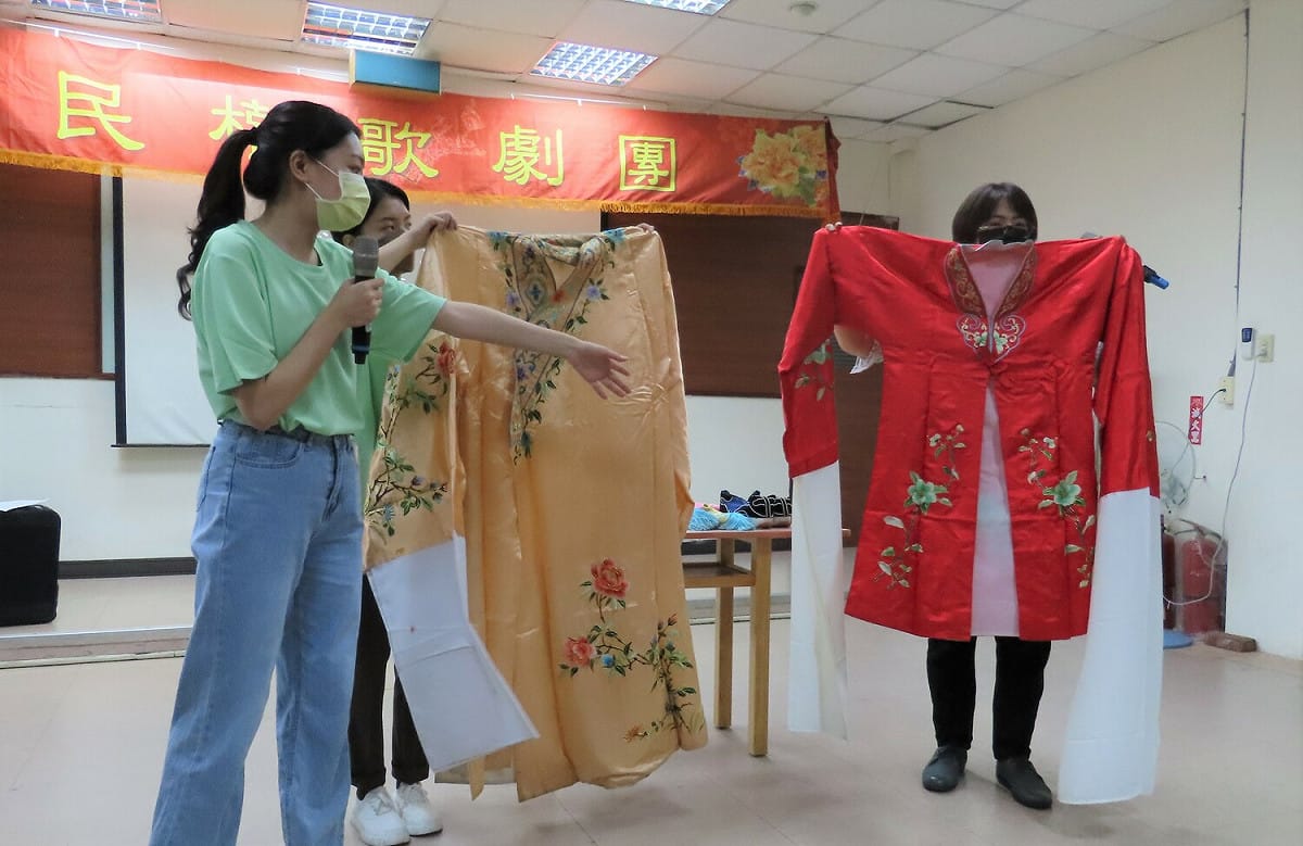 民權歌劇團介紹歌仔戲生、旦以及小道具等服飾行當。 圖：新北市文化局提供