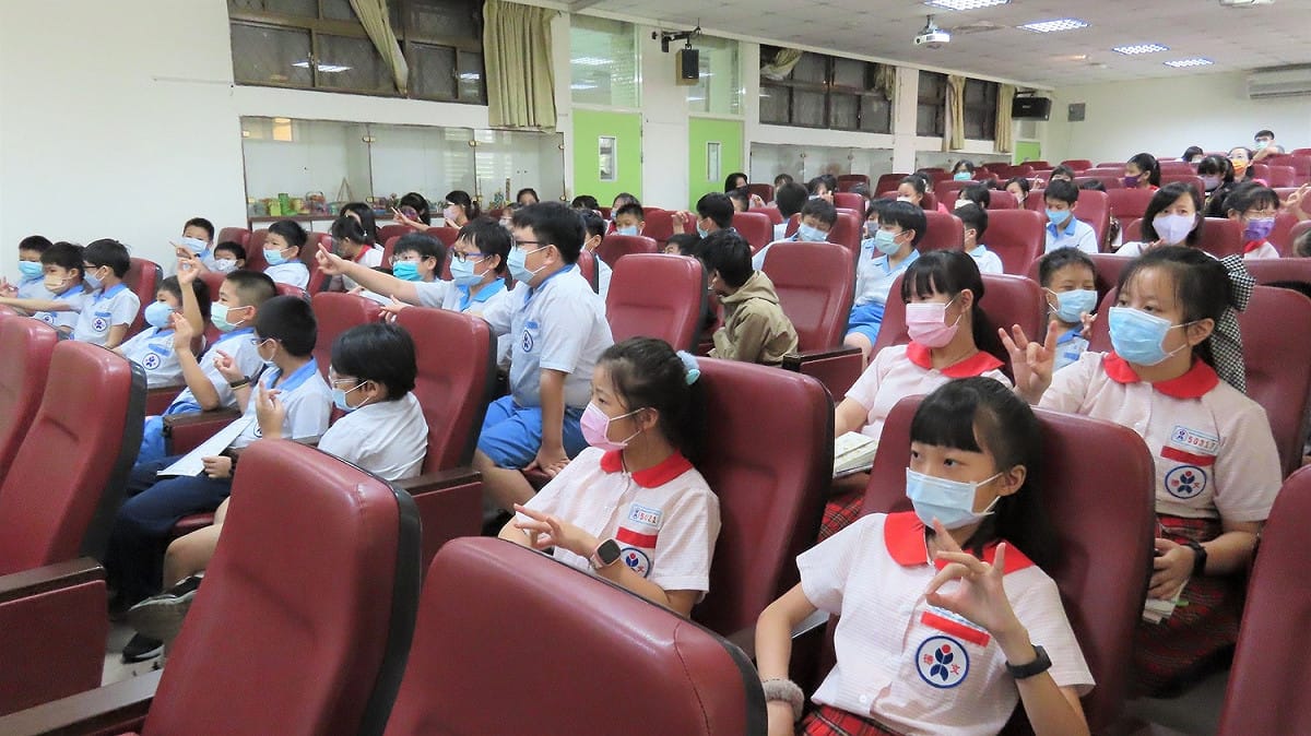 板橋文德國小學童學習歌仔戲身段動作。 圖：新北市文化局提供