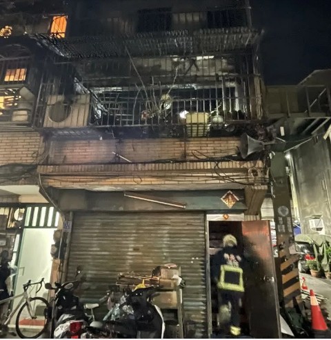 新北市三重區大同南路172巷一間透天厝今（29）天凌晨0時許發生火警，造成2死1傷。 圖：新北市消防局提供