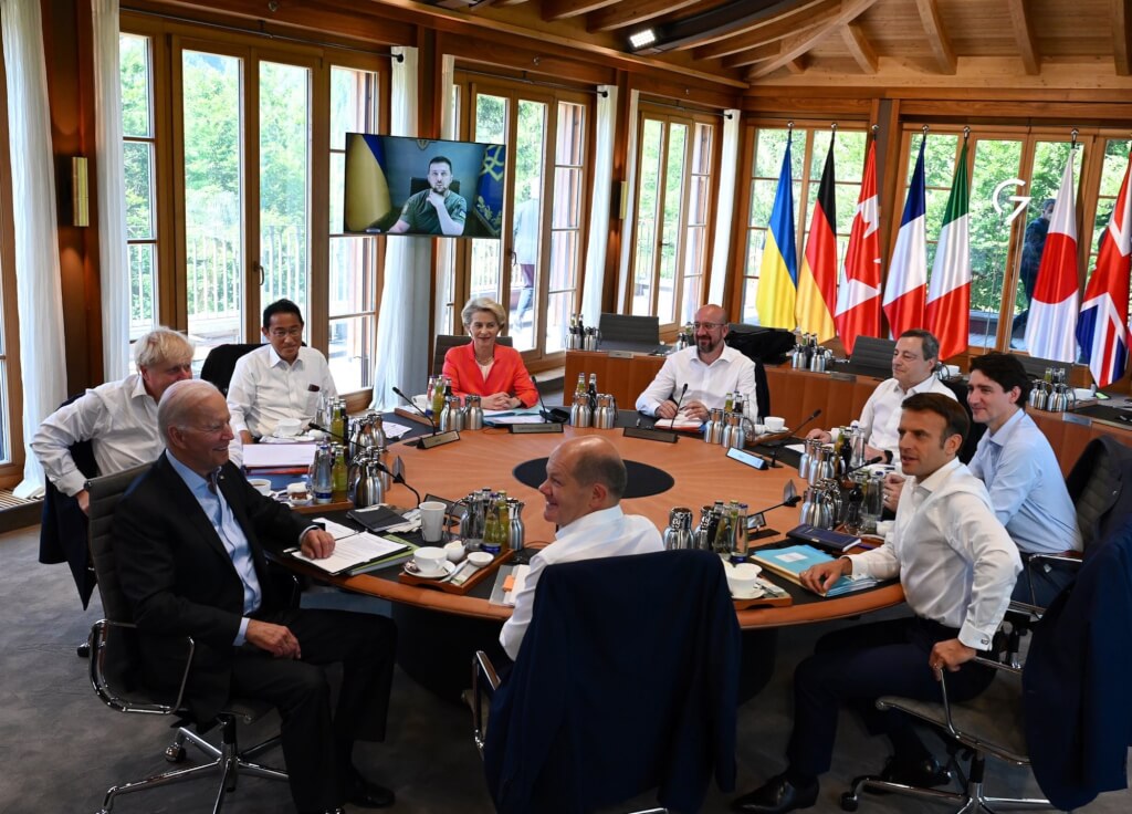 G7領袖27日與烏克蘭總統澤連斯基（螢幕中）進行近兩小時的視訊會議。 圖：翻攝澤連斯基推特