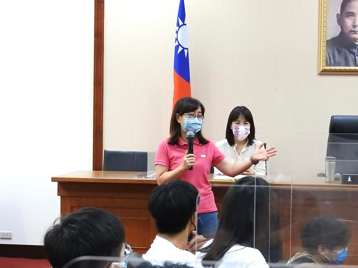 國民黨立委林奕華（中站者）質疑「台灣新政協會」沒有立案，發布侯友宜處理恩恩案民調是要「帶風向」。 圖：翻攝自林奕華臉書