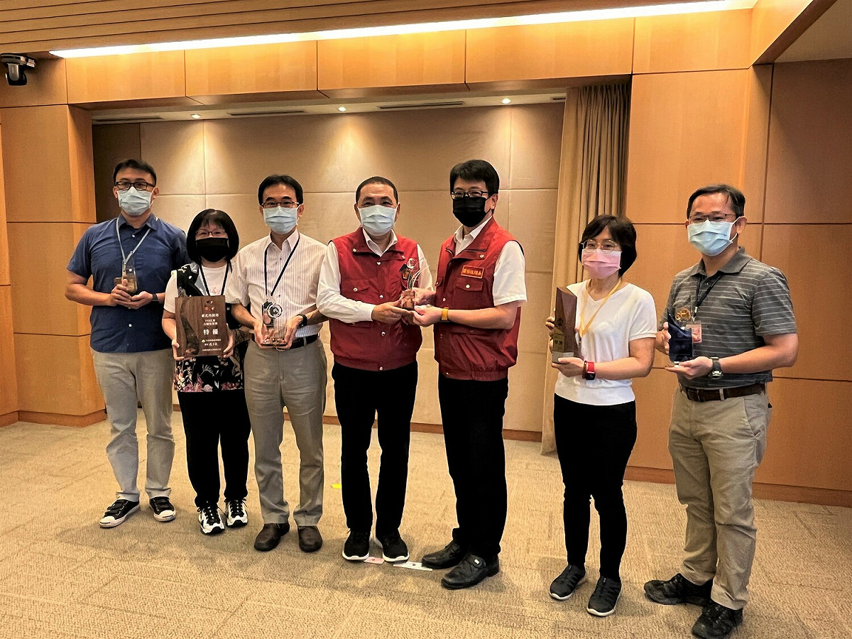 環保局長程大維29日率各科室主管於市政會議中代表獻獎。