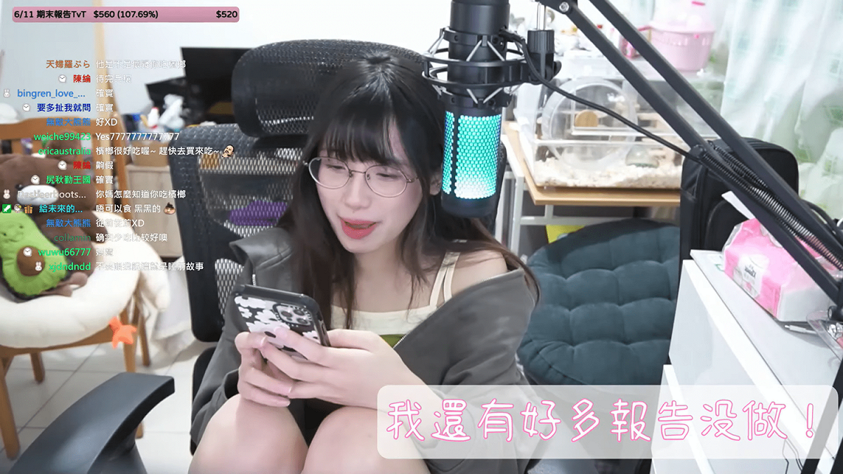 酪梨歐與觀眾聊天到太晚，看到時間嚇到說「怎麼12點了？我還有好多報告還沒做！」。 圖：翻攝自小亮的狗頻道