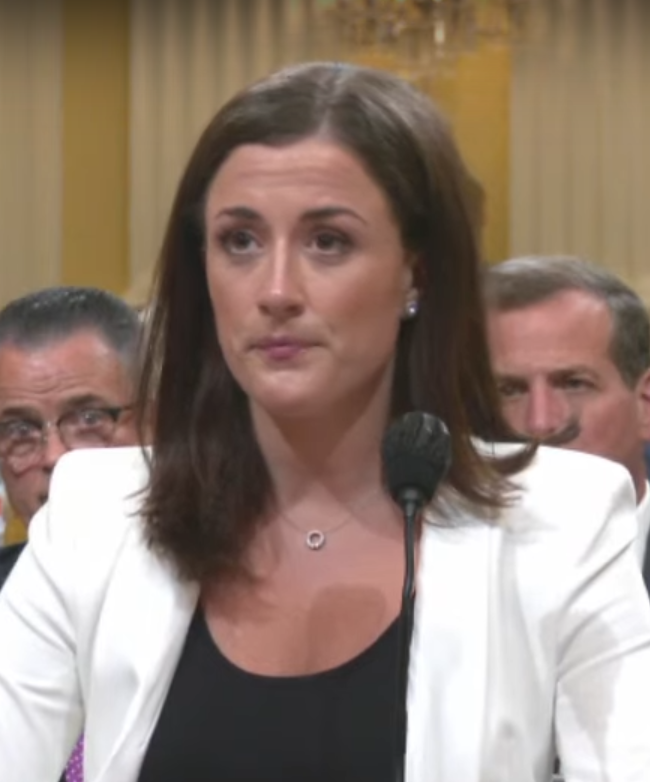 美國前白宮副幕僚長哈欽森（Cassidy Hutchinson）出席國會暴動聽證會。 圖：擷取自維基百科