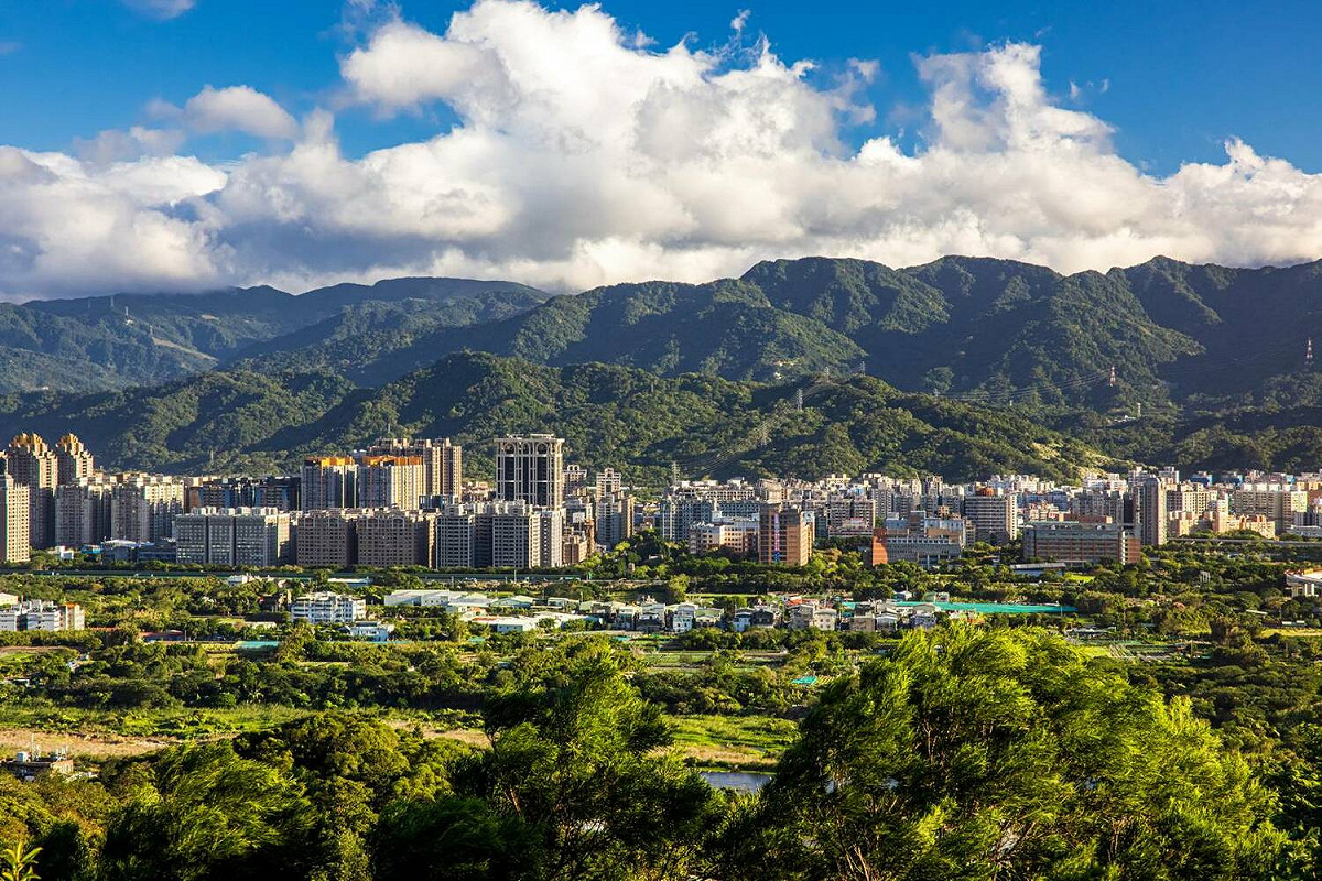 新北市有美麗的山景，號稱「微笑山線」。