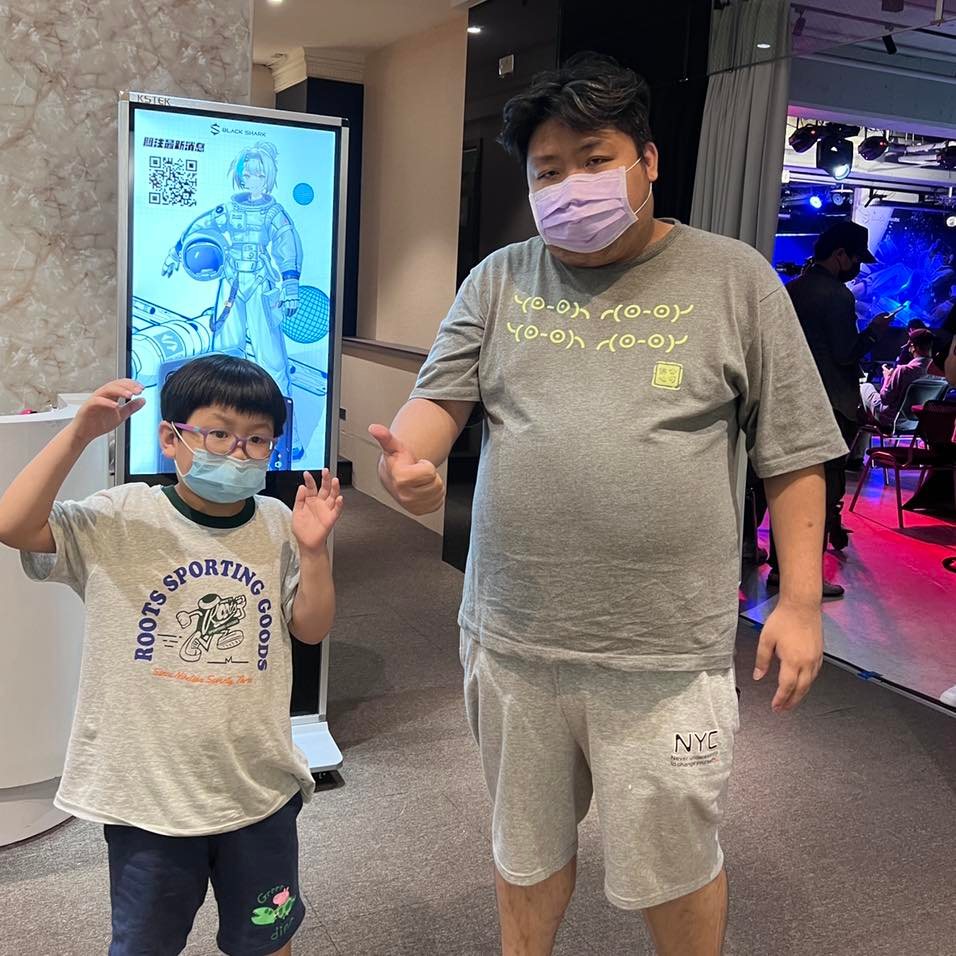 實況主統神與兒子晨晨。 圖：翻攝自統神臉書