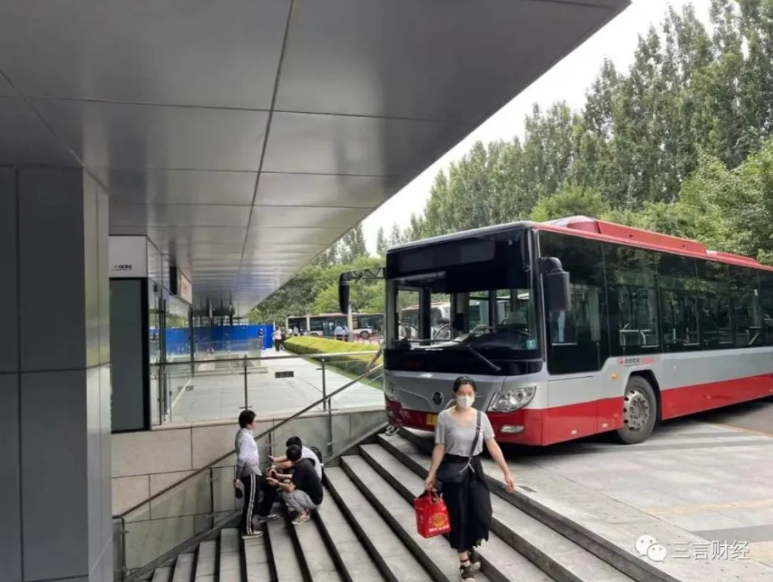 「開課吧」利用大型巴士圍住公司周遭，不讓員工進入。 圖：翻攝自中國《三言財經》